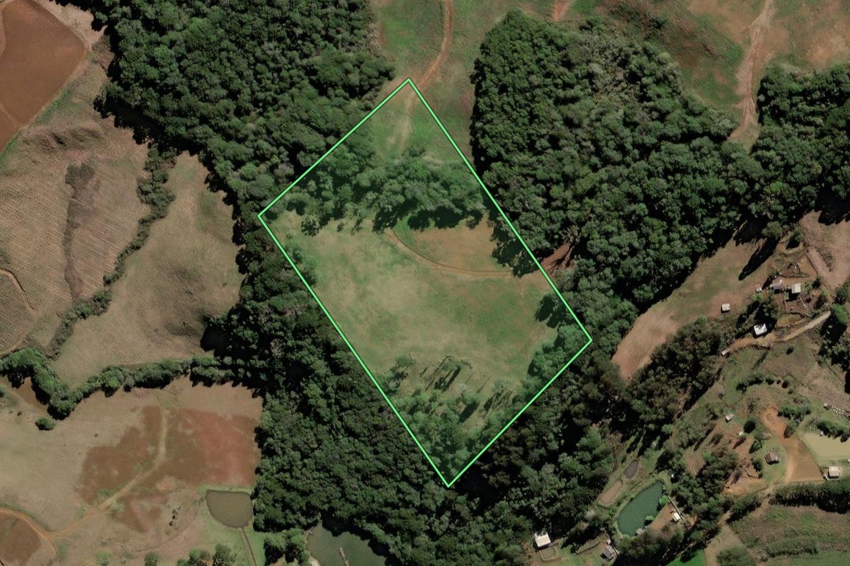 Imagem de satélite do imóvel rural em Caçador (SC), com o contorno declarado no CAR desenhado por cima.
