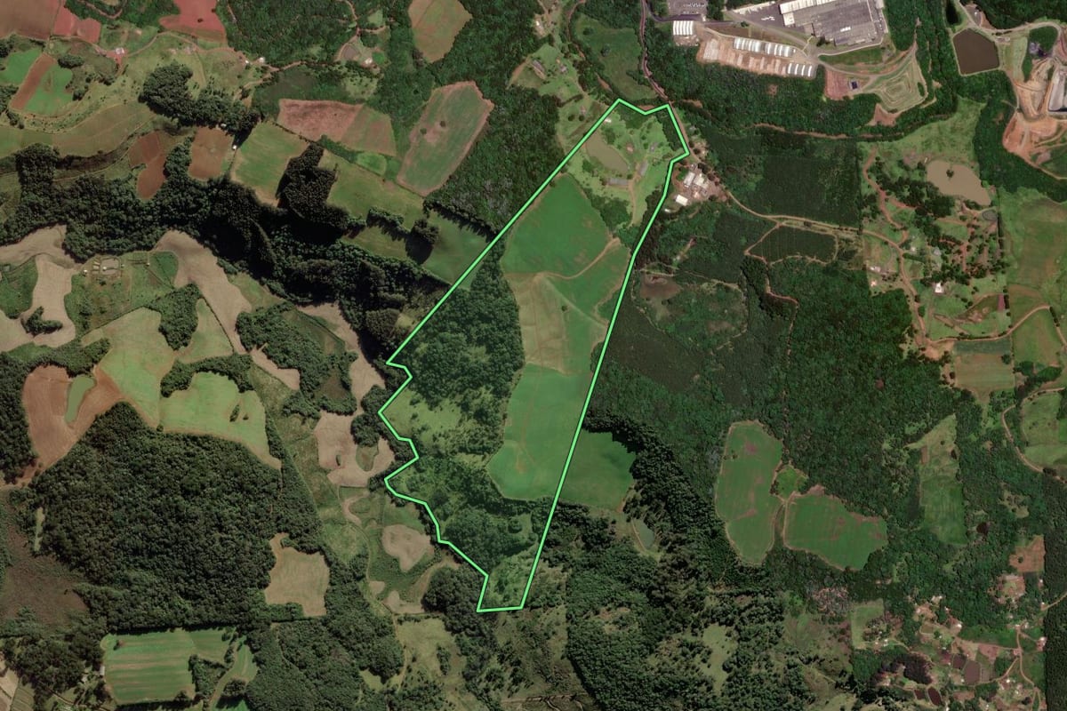 Imagem de satélite do imóvel rural em Caçador (SC), com o contorno declarado no CAR desenhado por cima.