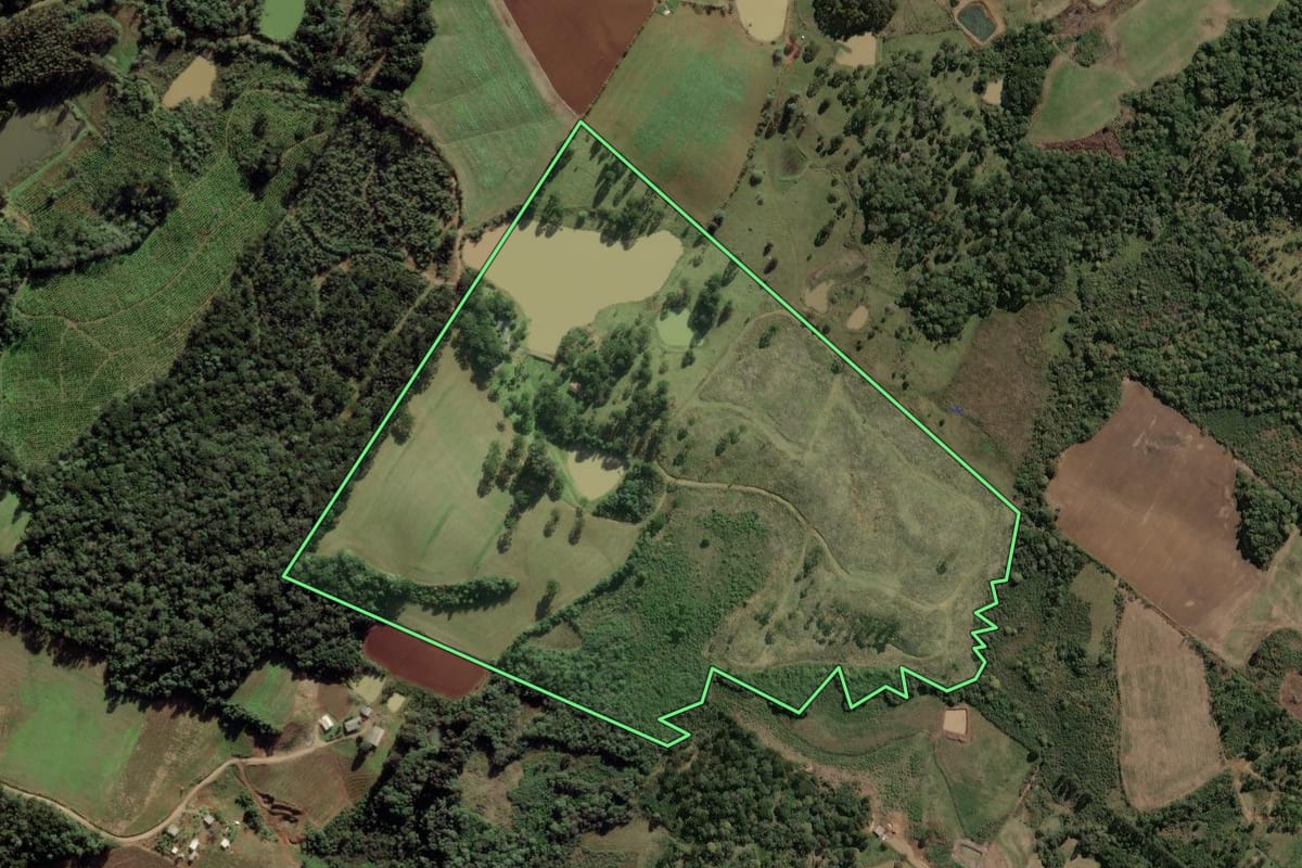 Imagem de satélite do imóvel rural em Caçador (SC), com o contorno declarado no CAR desenhado por cima.