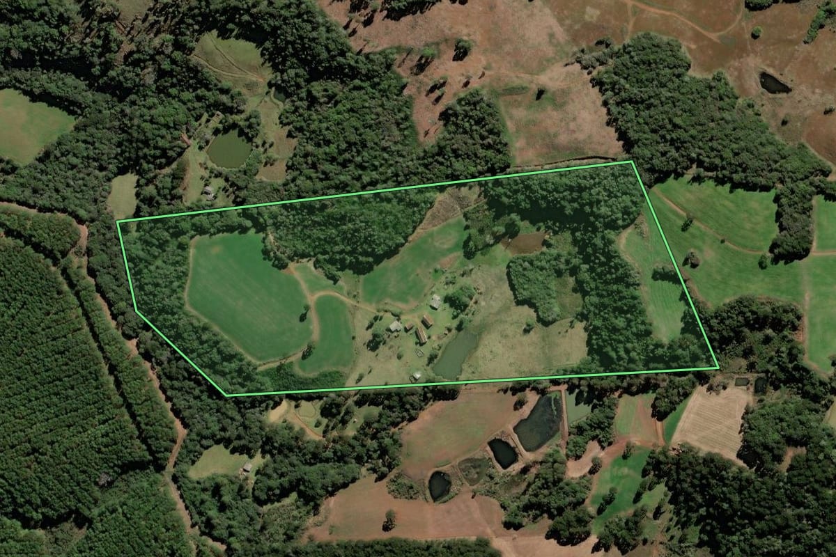 Imagem de satélite do imóvel rural em Caçador (SC), com o contorno declarado no CAR desenhado por cima.