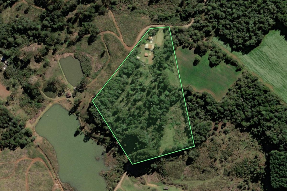 Imagem de satélite do imóvel rural em Caçador (SC), com o contorno declarado no CAR desenhado por cima.