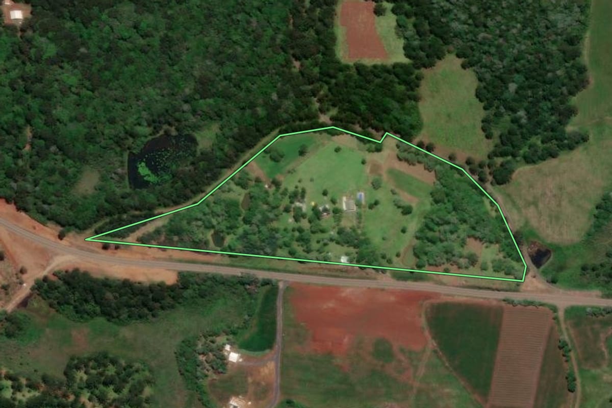 Imagem de satélite do imóvel rural em Caçador (SC), com o contorno declarado no CAR desenhado por cima.