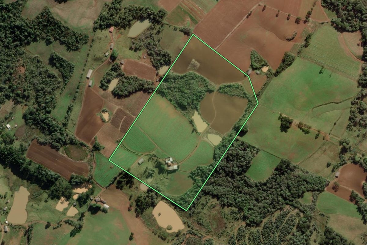 Imagem de satélite do imóvel rural em Caçador (SC), com o contorno declarado no CAR desenhado por cima.