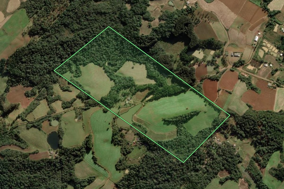 Imagem de satélite do imóvel rural em Caçador (SC), com o contorno declarado no CAR desenhado por cima.