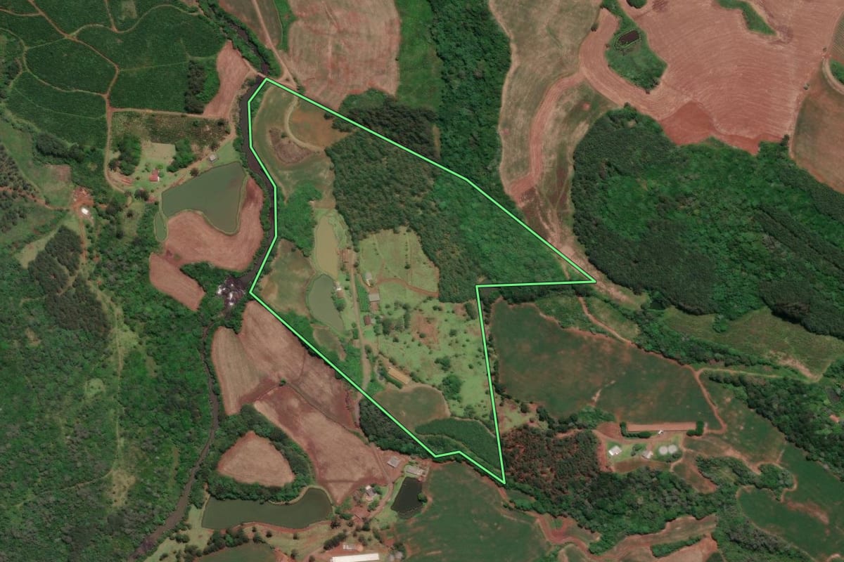 Imagem de satélite do imóvel rural em Caçador (SC), com o contorno declarado no CAR desenhado por cima.