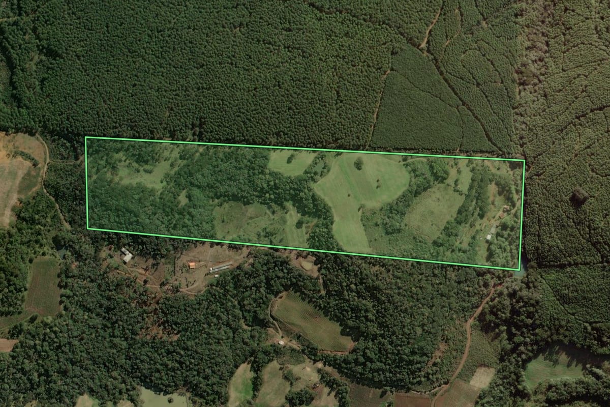 Imagem de satélite do imóvel rural em Caçador (SC), com o contorno declarado no CAR desenhado por cima.