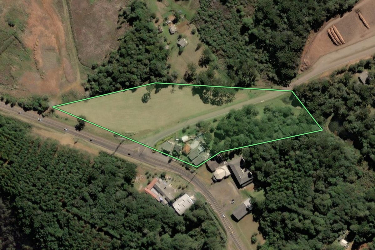 Imagem de satélite do imóvel rural em Caçador (SC), com o contorno declarado no CAR desenhado por cima.