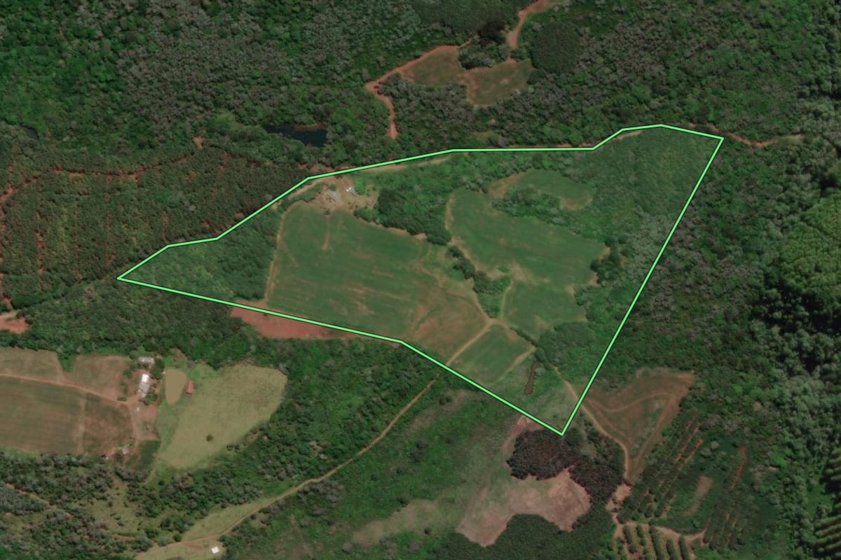 Imagem de satélite do imóvel rural em Caçador (SC), com o contorno declarado no CAR desenhado por cima.