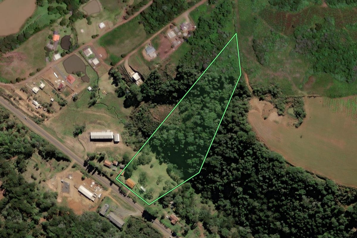 Imagem de satélite do imóvel rural em Caçador (SC), com o contorno declarado no CAR desenhado por cima.