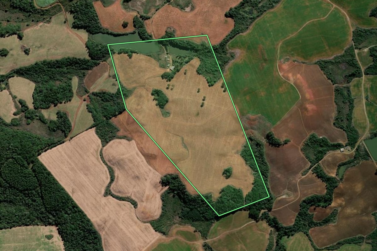 Imagem de satélite do imóvel rural em Caçador (SC), com o contorno declarado no CAR desenhado por cima.