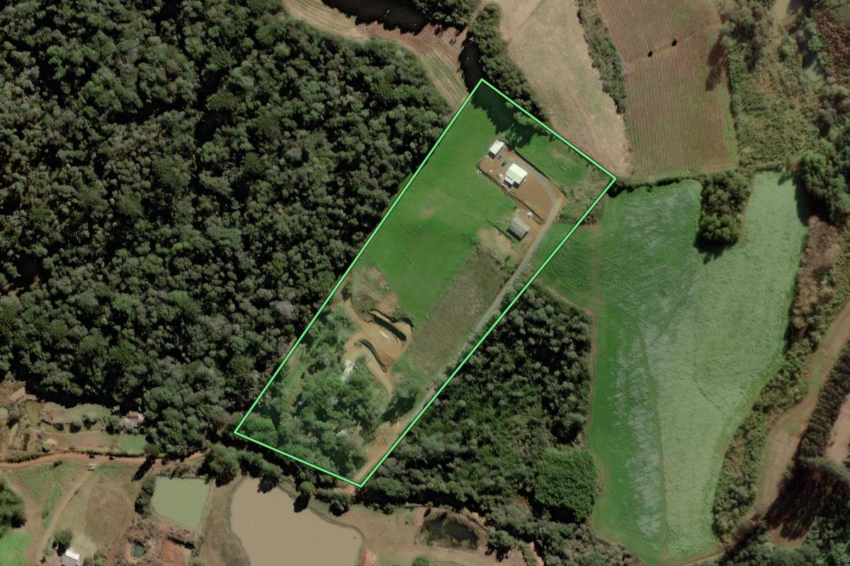 Imagem de satélite do imóvel rural em Caçador (SC), com o contorno declarado no CAR desenhado por cima.