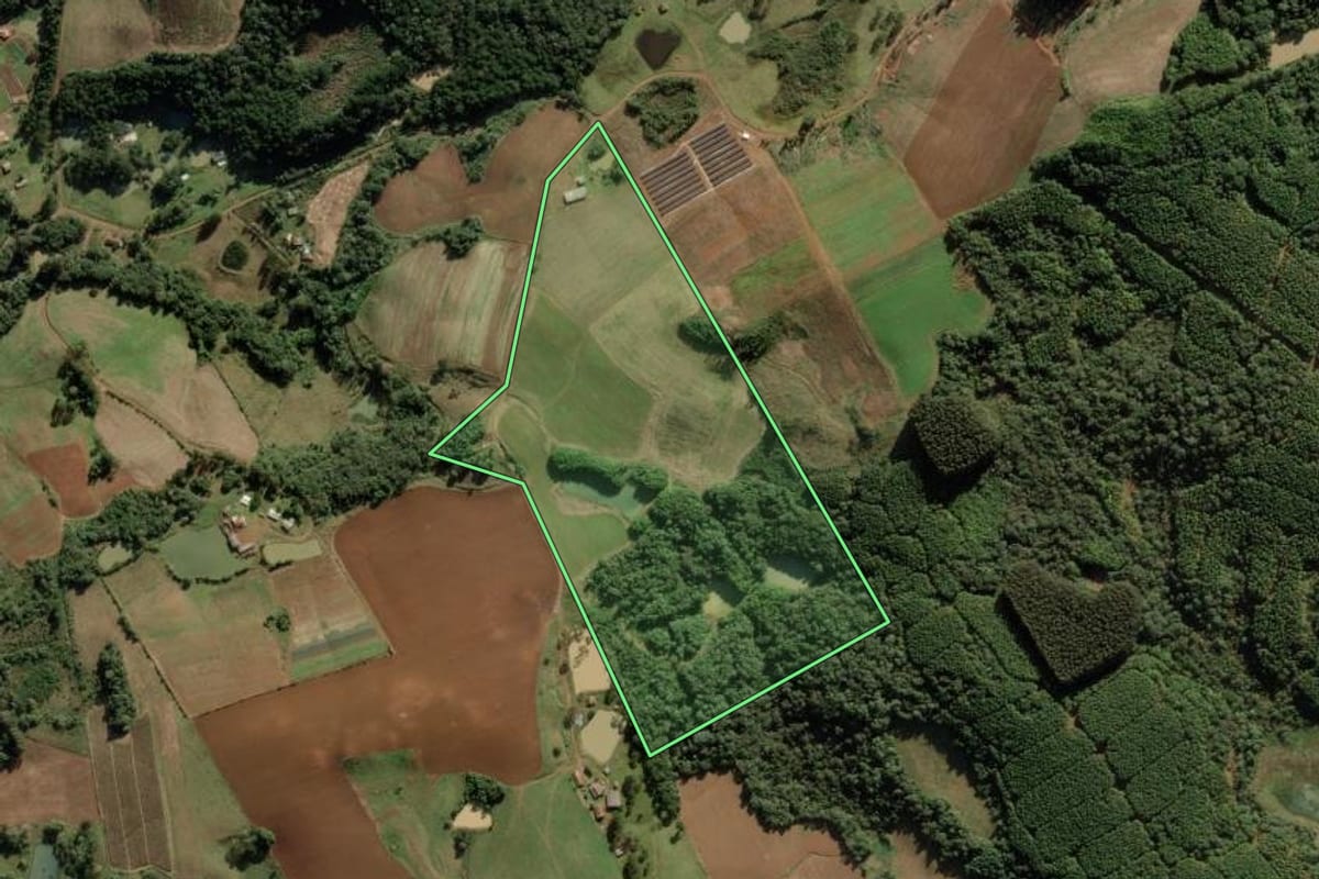 Imagem de satélite do imóvel rural em Caçador (SC), com o contorno declarado no CAR desenhado por cima.