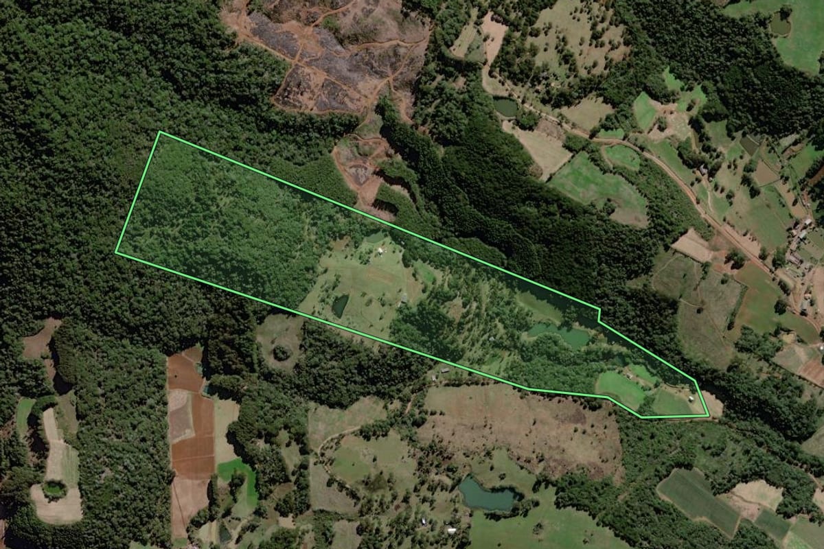 Imagem de satélite do imóvel rural em Caçador (SC), com o contorno declarado no CAR desenhado por cima.