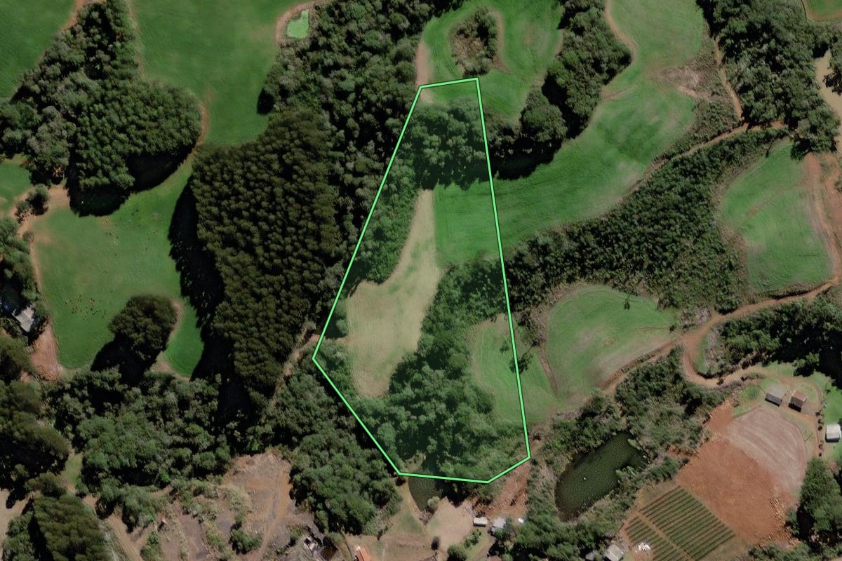 Imagem de satélite do imóvel rural em Caçador (SC), com o contorno declarado no CAR desenhado por cima.