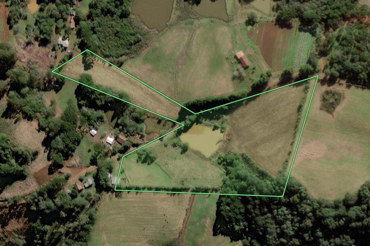 Imagem de satélite do imóvel rural em Caçador (SC), com o contorno declarado no CAR desenhado por cima.