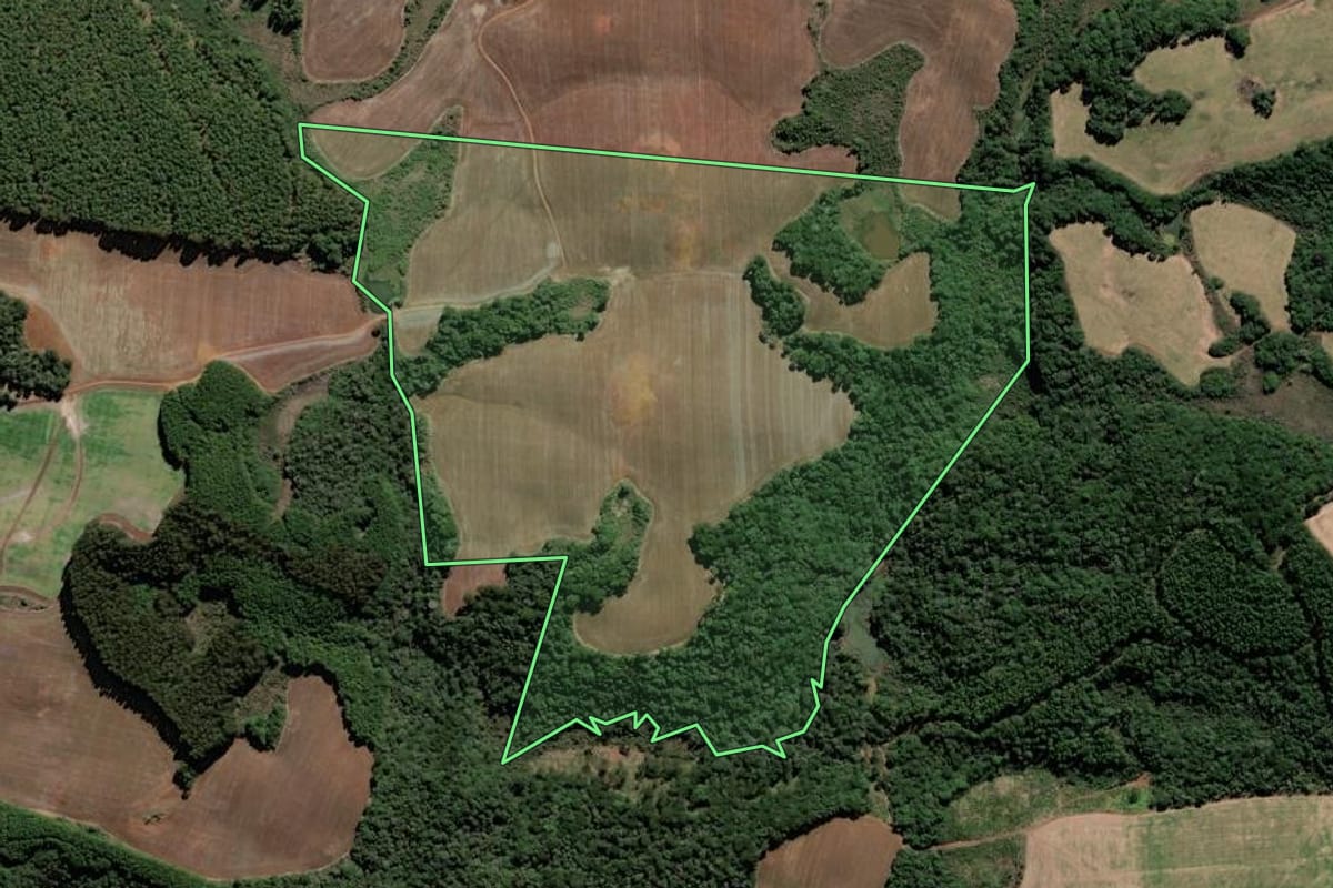 Imagem de satélite do imóvel rural em Caçador (SC), com o contorno declarado no CAR desenhado por cima.