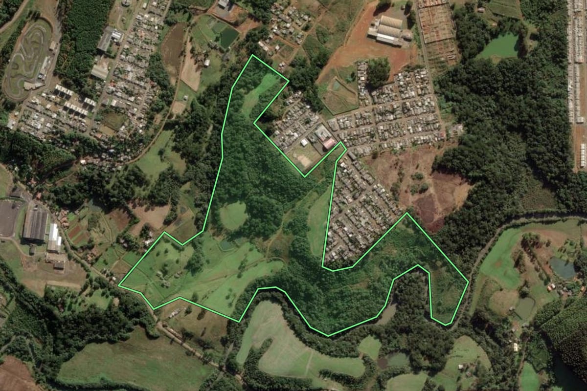 Imagem de satélite do imóvel rural em Caçador (SC), com o contorno declarado no CAR desenhado por cima.