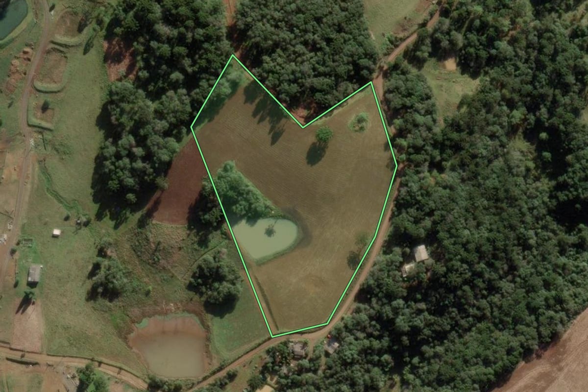Imagem de satélite do imóvel rural em Caçador (SC), com o contorno declarado no CAR desenhado por cima.