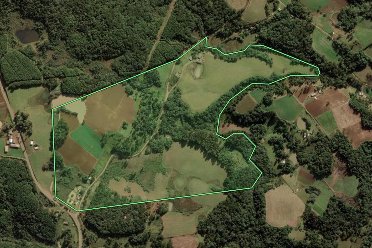 Imagem de satélite do imóvel rural em Caçador (SC), com o contorno declarado no CAR desenhado por cima.