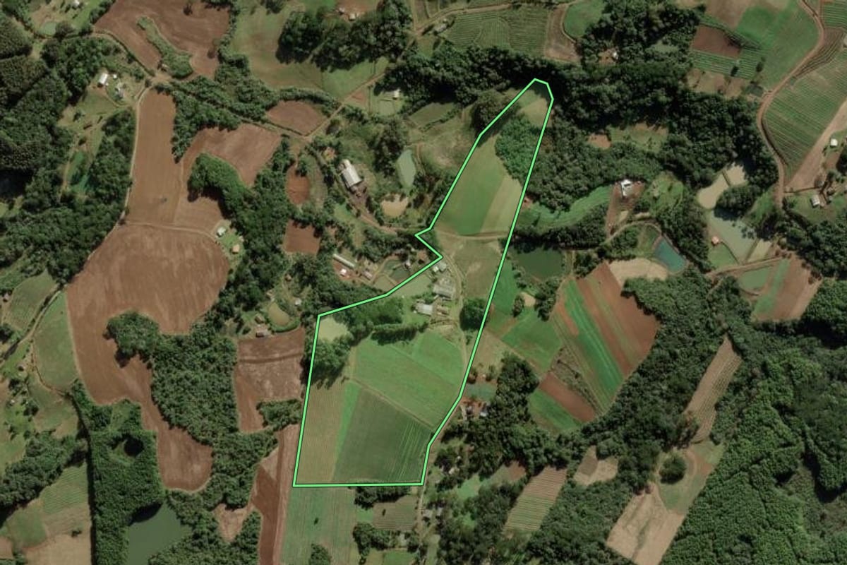 Imagem de satélite do imóvel rural em Caçador (SC), com o contorno declarado no CAR desenhado por cima.