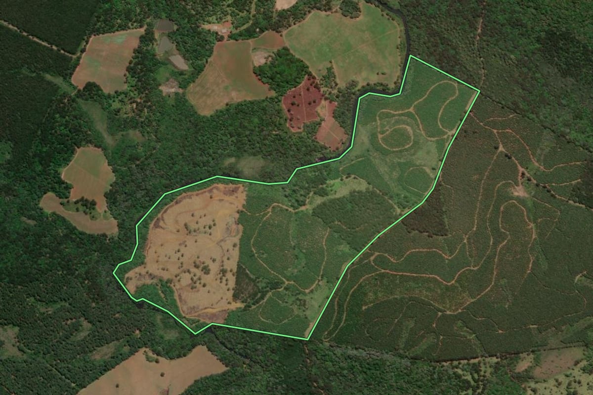 Imagem de satélite do imóvel rural em Caçador (SC), com o contorno declarado no CAR desenhado por cima.
