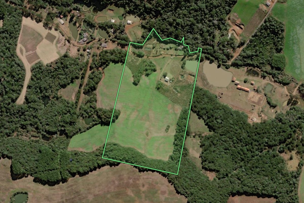 Imagem de satélite do imóvel rural em Caçador (SC), com o contorno declarado no CAR desenhado por cima.