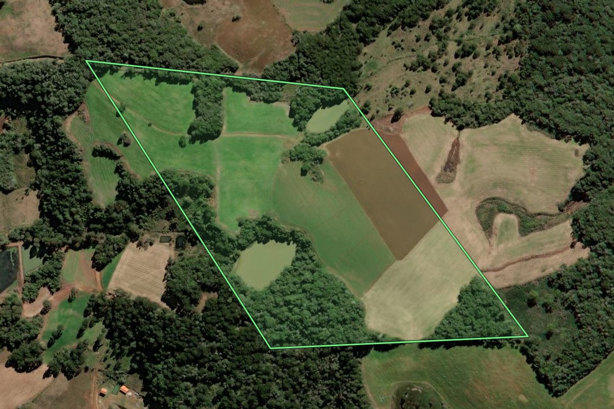 Imagem de satélite do imóvel rural em Caçador (SC), com o contorno declarado no CAR desenhado por cima.