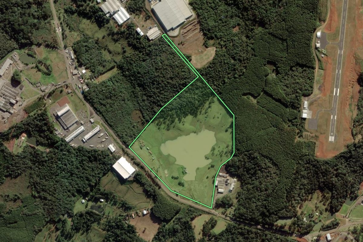 Imagem de satélite do imóvel rural em Caçador (SC), com o contorno declarado no CAR desenhado por cima.