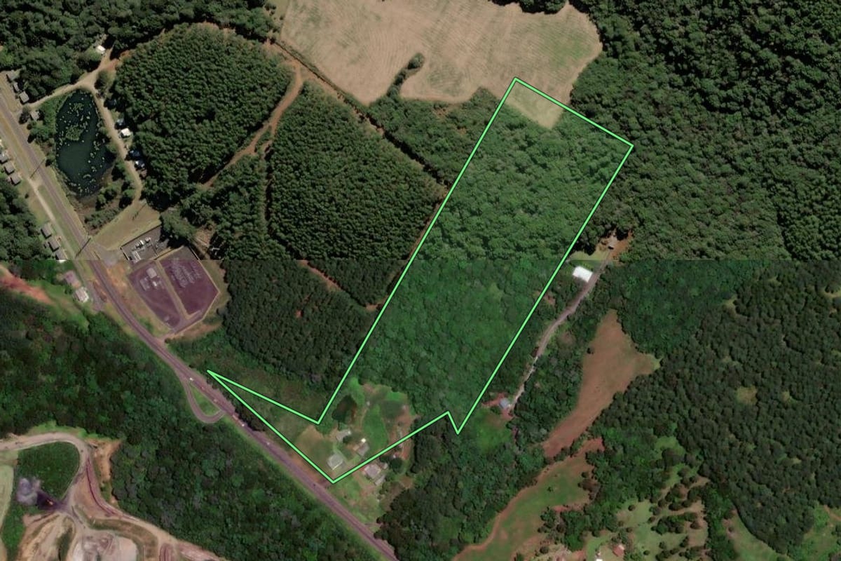 Imagem de satélite do imóvel rural em Caçador (SC), com o contorno declarado no CAR desenhado por cima.