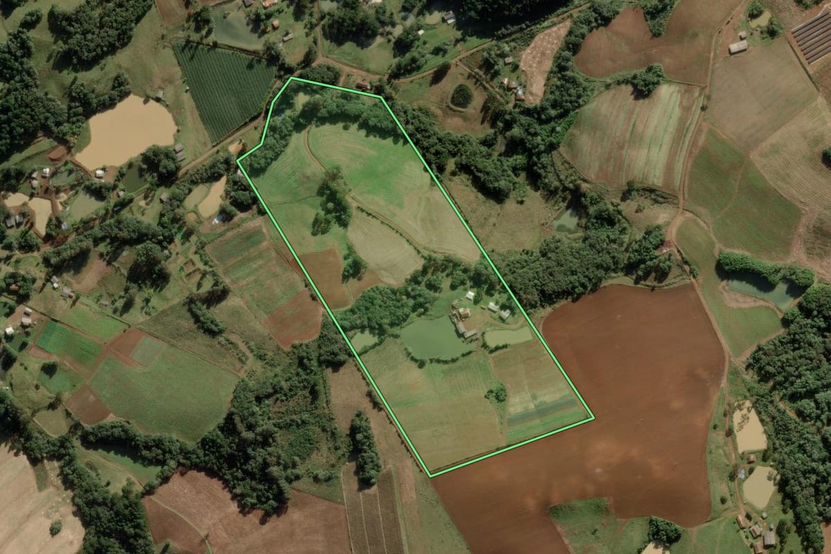 Imagem de satélite do imóvel rural em Caçador (SC), com o contorno declarado no CAR desenhado por cima.