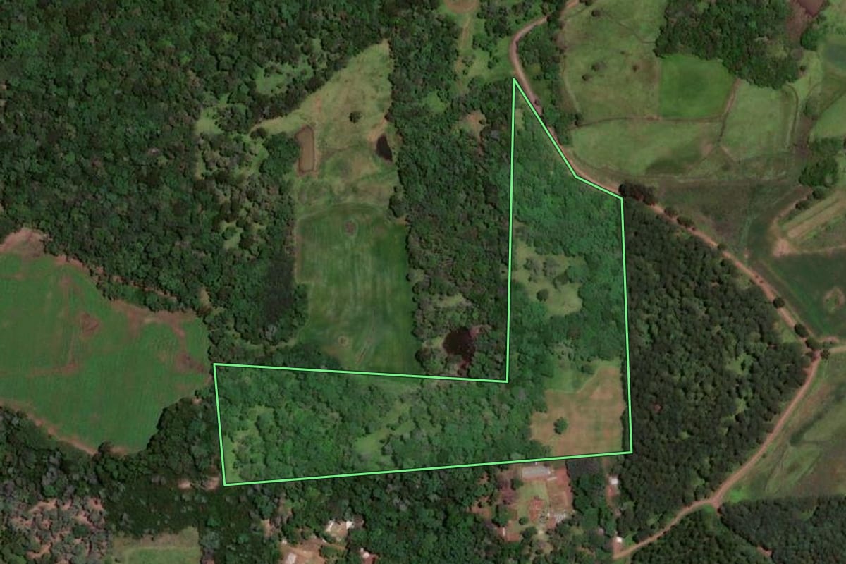 Imagem de satélite do imóvel rural em Caçador (SC), com o contorno declarado no CAR desenhado por cima.