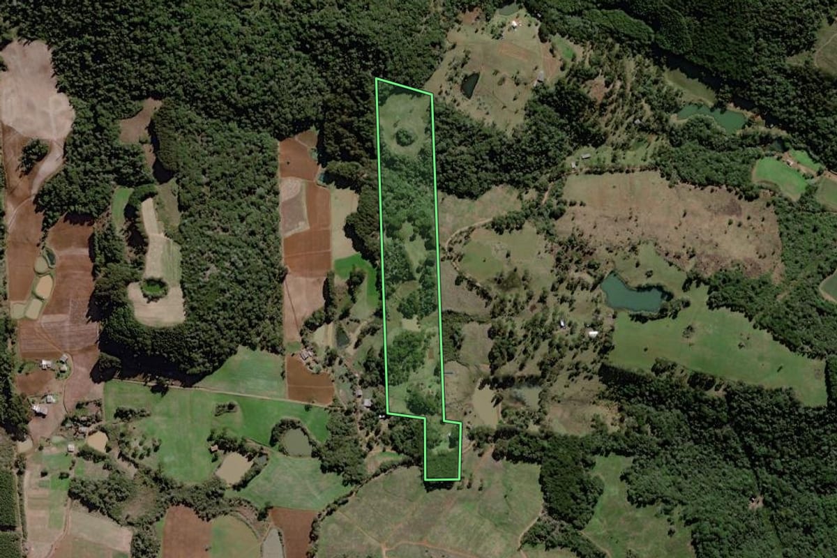Imagem de satélite do imóvel rural em Caçador (SC), com o contorno declarado no CAR desenhado por cima.