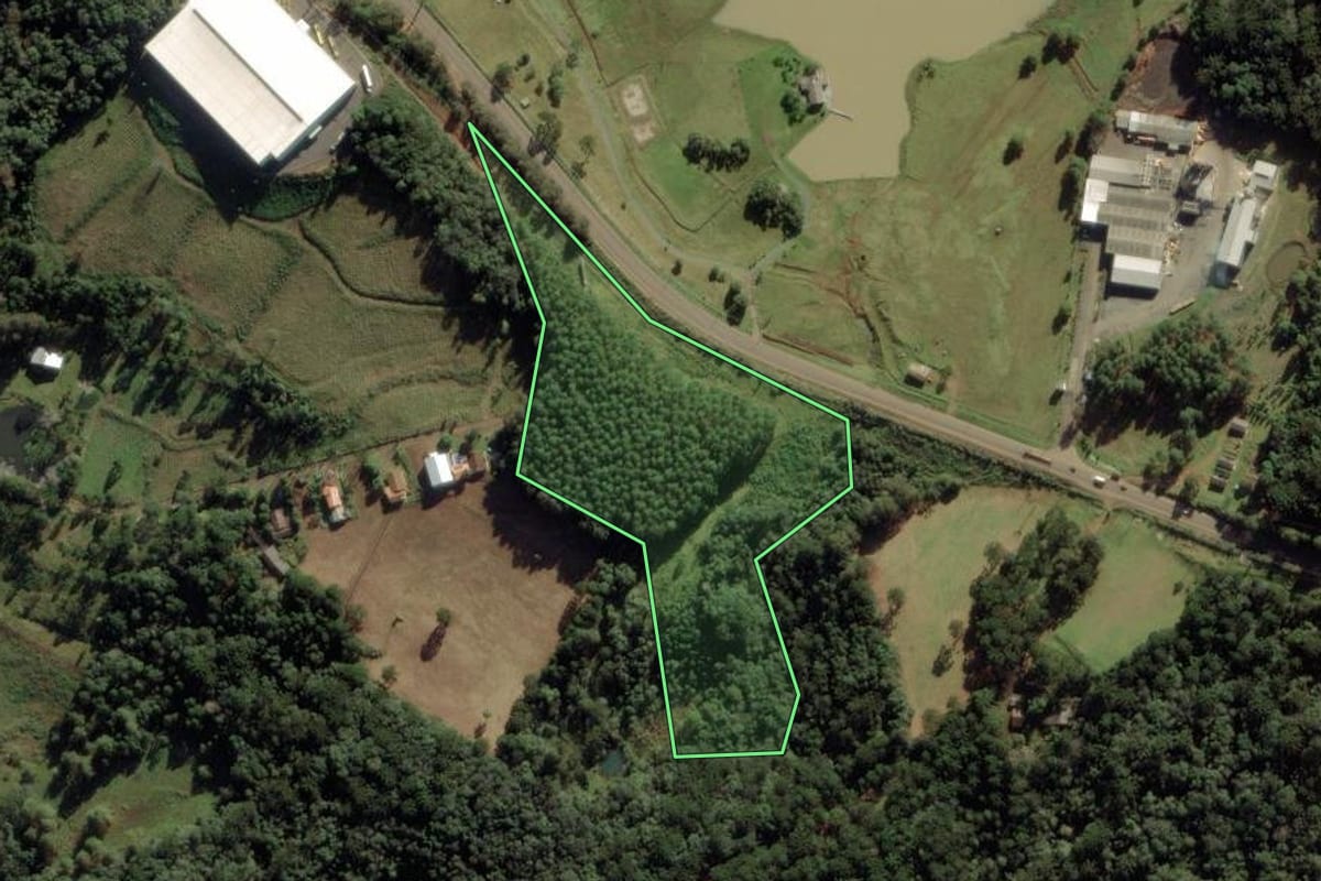 Imagem de satélite do imóvel rural em Caçador (SC), com o contorno declarado no CAR desenhado por cima.
