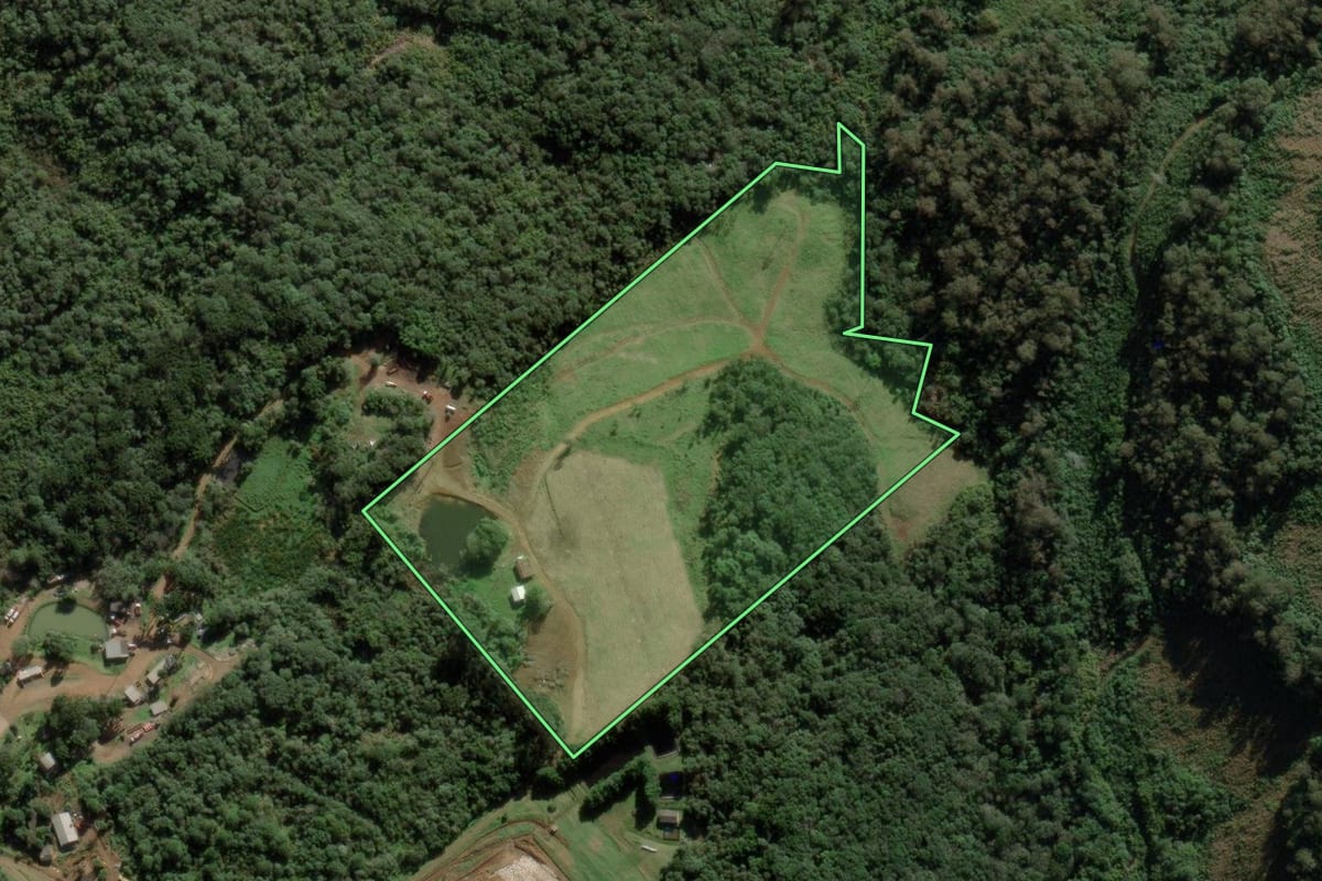 Imagem de satélite do imóvel rural em Caçador (SC), com o contorno declarado no CAR desenhado por cima.