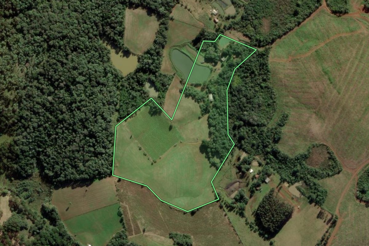 Imagem de satélite do imóvel rural em Caçador (SC), com o contorno declarado no CAR desenhado por cima.