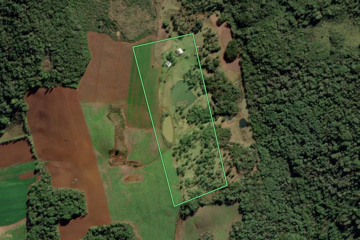 Imagem de satélite do imóvel rural em Caçador (SC), com o contorno declarado no CAR desenhado por cima.