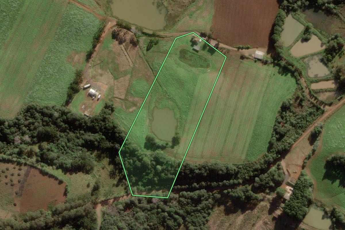 Imagem de satélite do imóvel rural em Caçador (SC), com o contorno declarado no CAR desenhado por cima.