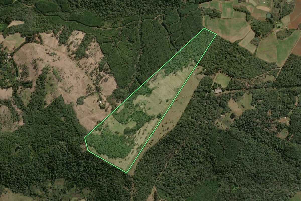 Imagem de satélite do imóvel rural em Caçador (SC), com o contorno declarado no CAR desenhado por cima.