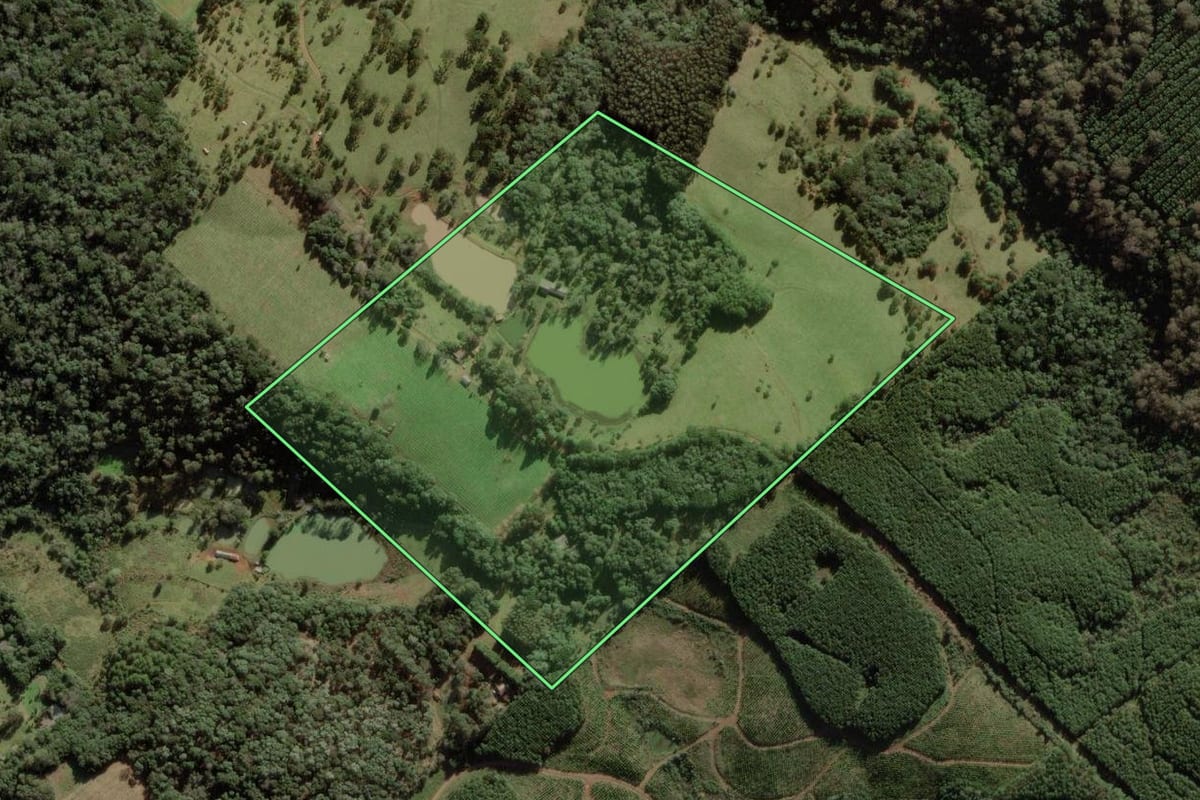 Imagem de satélite do imóvel rural em Caçador (SC), com o contorno declarado no CAR desenhado por cima.