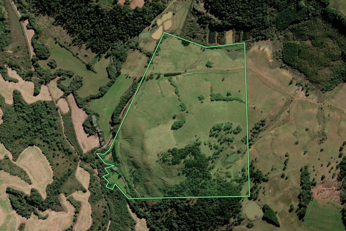 Imagem de satélite do imóvel rural em Caçador (SC), com o contorno declarado no CAR desenhado por cima.