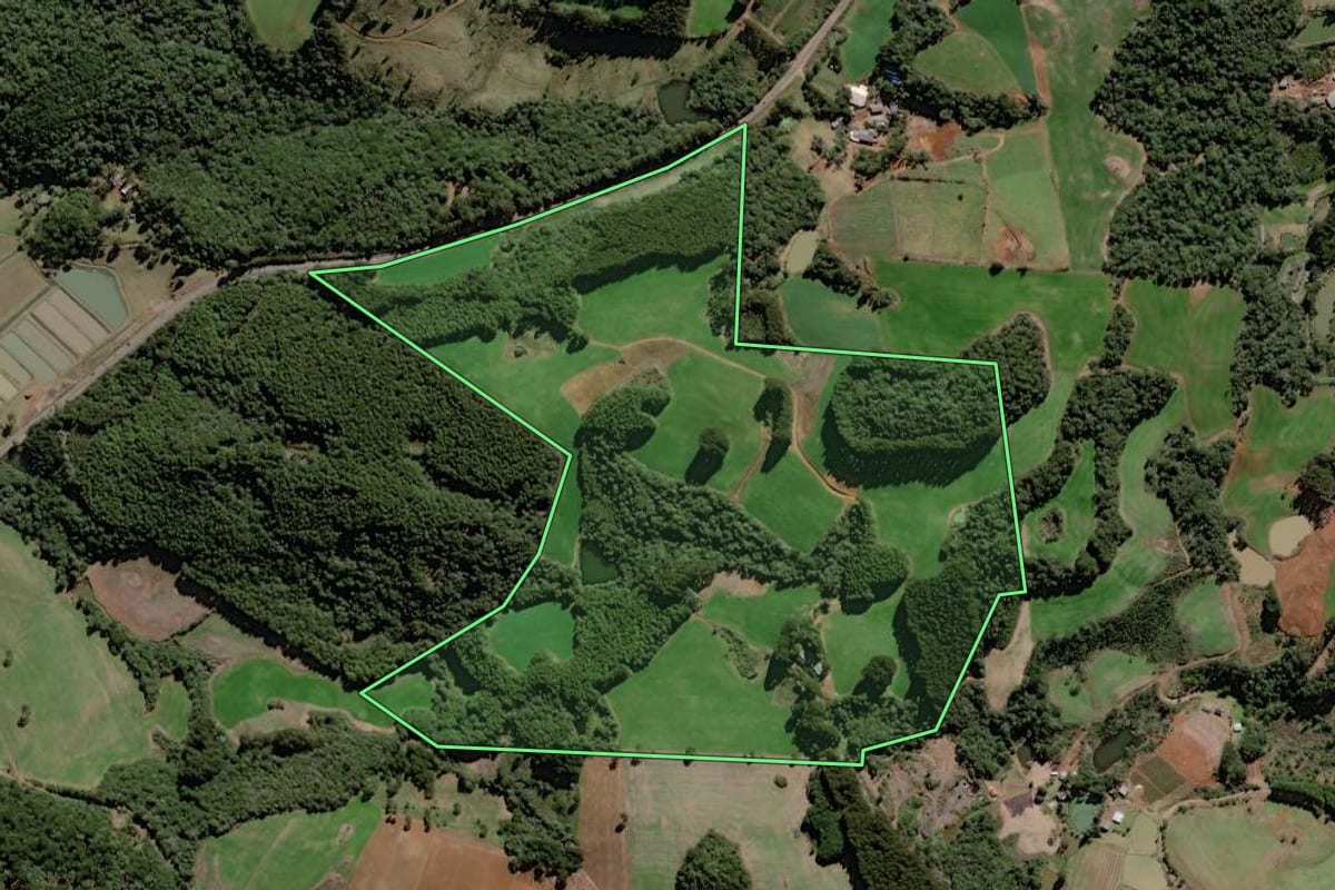 Imagem de satélite do imóvel rural em Caçador (SC), com o contorno declarado no CAR desenhado por cima.