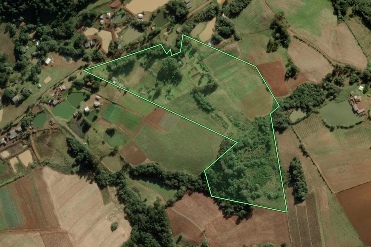 Imagem de satélite do imóvel rural em Caçador (SC), com o contorno declarado no CAR desenhado por cima.