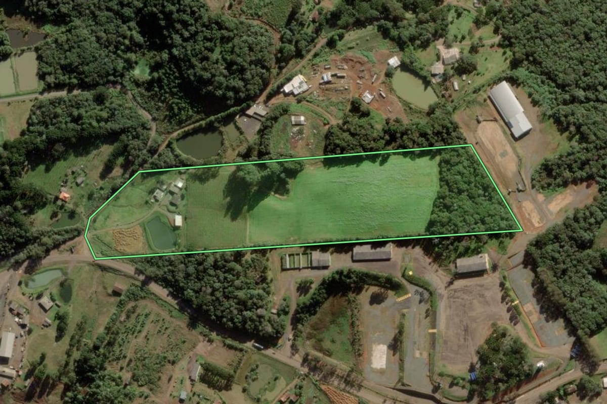 Imagem de satélite do imóvel rural em Caçador (SC), com o contorno declarado no CAR desenhado por cima.