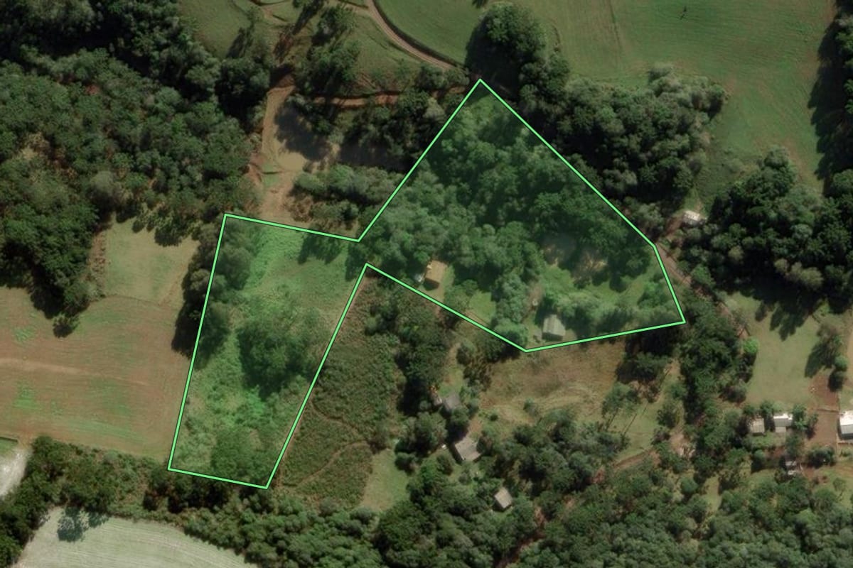 Imagem de satélite do imóvel rural em Caçador (SC), com o contorno declarado no CAR desenhado por cima.