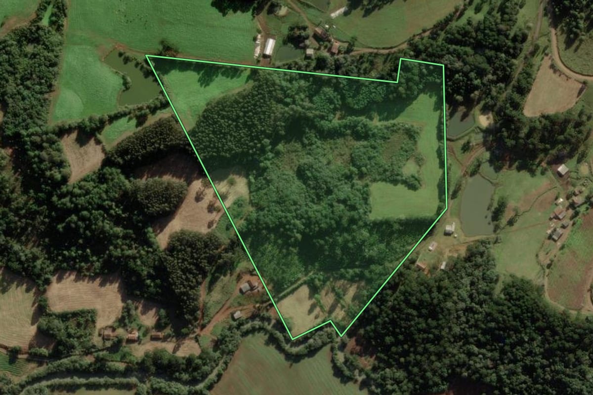Imagem de satélite do imóvel rural em Caçador (SC), com o contorno declarado no CAR desenhado por cima.