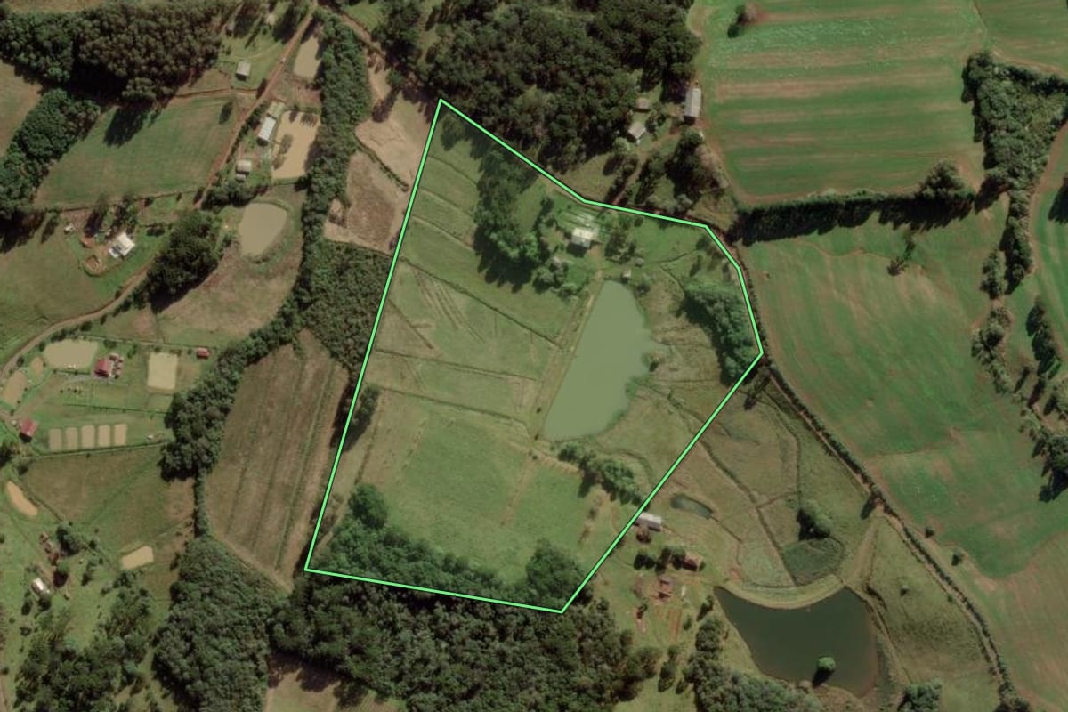 Imagem de satélite do imóvel rural em Caçador (SC), com o contorno declarado no CAR desenhado por cima.