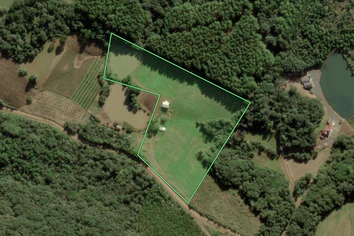 Imagem de satélite do imóvel rural em Caçador (SC), com o contorno declarado no CAR desenhado por cima.