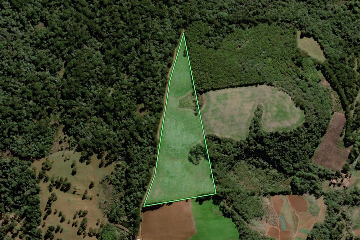 Imagem de satélite do imóvel rural em Caçador (SC), com o contorno declarado no CAR desenhado por cima.