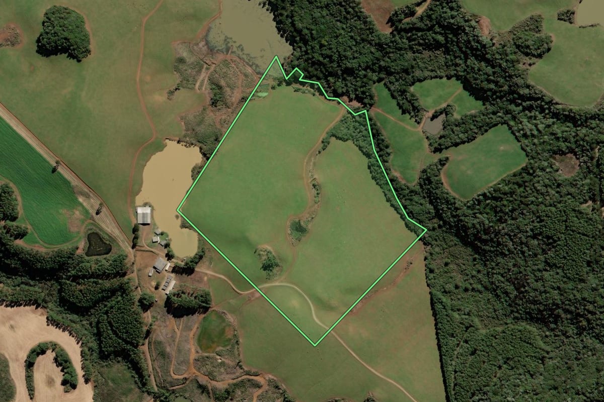 Imagem de satélite do imóvel rural em Caçador (SC), com o contorno declarado no CAR desenhado por cima.