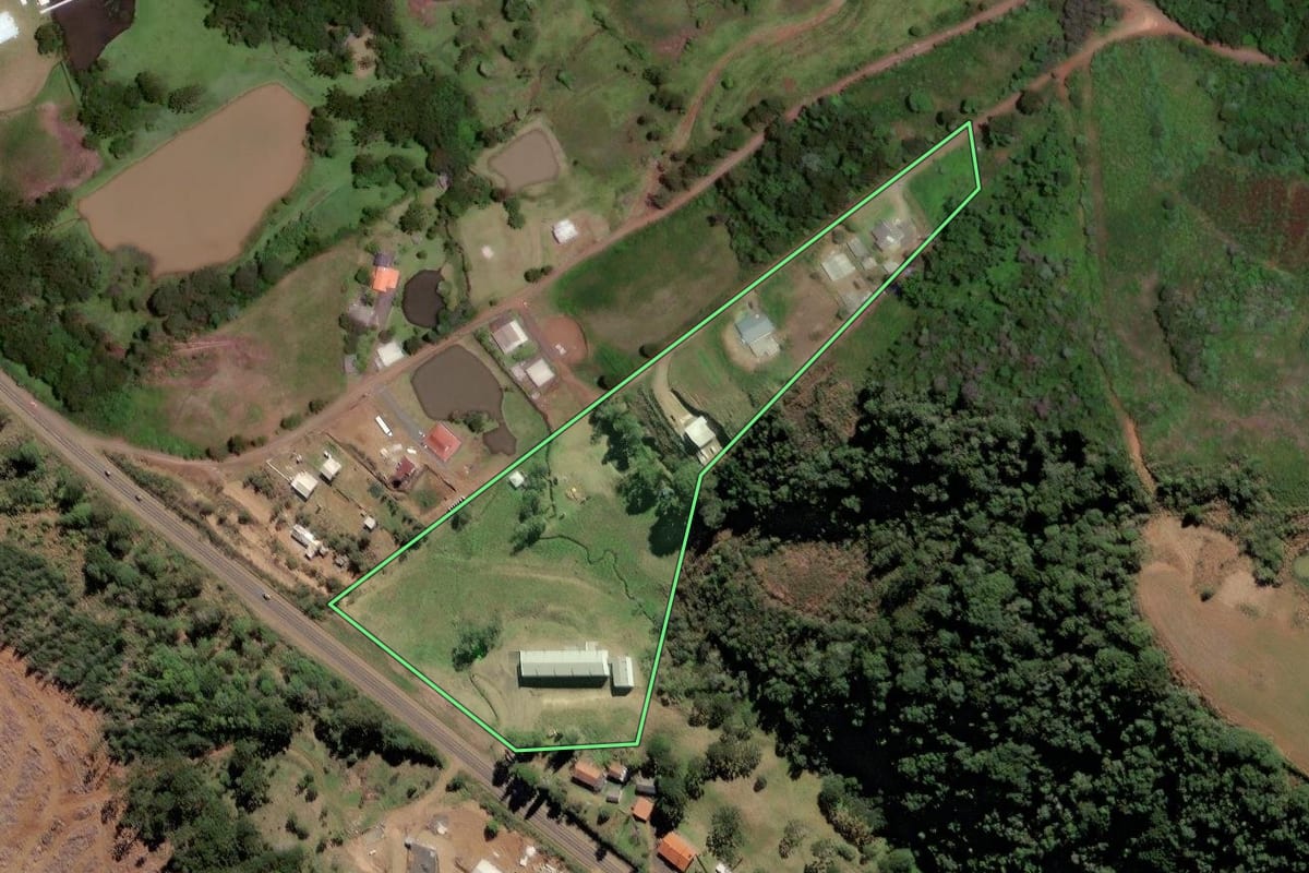 Imagem de satélite do imóvel rural em Caçador (SC), com o contorno declarado no CAR desenhado por cima.